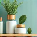 Botellas de productos de cuidado de la piel naturales y orgánicos en un estante de baño de madera.