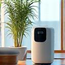 Purificador de aire moderno en un salón limpio y luminoso con una planta de interior.