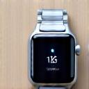 Reloj inteligente premium sobre una superficie de madera, mostrando datos de actividad física.